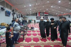 مضيف آل الصدر في النجف الأشرف يعلن تقديم وجبات غداء لعدد من المؤسسات والفئات المجتمعية حتى عيد الفطر المبارك

وكالة التواصل الإخبارية

أعلن مضيف آل الصدر في النجف الأشرف، بمنطقة الحنانة المطهرة، استعداده لتجهيز عدد من دوائر الدولة والمؤسسات الخدمية بوجبات غداء، تشمل الأقسام الداخلية، والكوادر الطبية، والقوات الأمنية، وبعض المستشفيات، ودور العجزة، وذوي الاحتياجات الخاصة.

وبحسب الإعلان الصادر عن مقتدى الصدر، فإن المبادرة تشمل محافظتي النجف الأشرف وكربلاء المقدسة، وتُقدَّم الوجبات يومي الاثنين والخميس من كل أسبوع، وتستمر حتى عيد الفطر المبارك.

ودعا الإعلان الجهات والفئات المشمولة، ممن تتوفر فيهم الشروط، إلى الحضور لاستلام حصصهم، في مبادرة تهدف إلى دعم المؤسسات والفئات المستفيدة، تحت شعار: «الجود بالموجود».