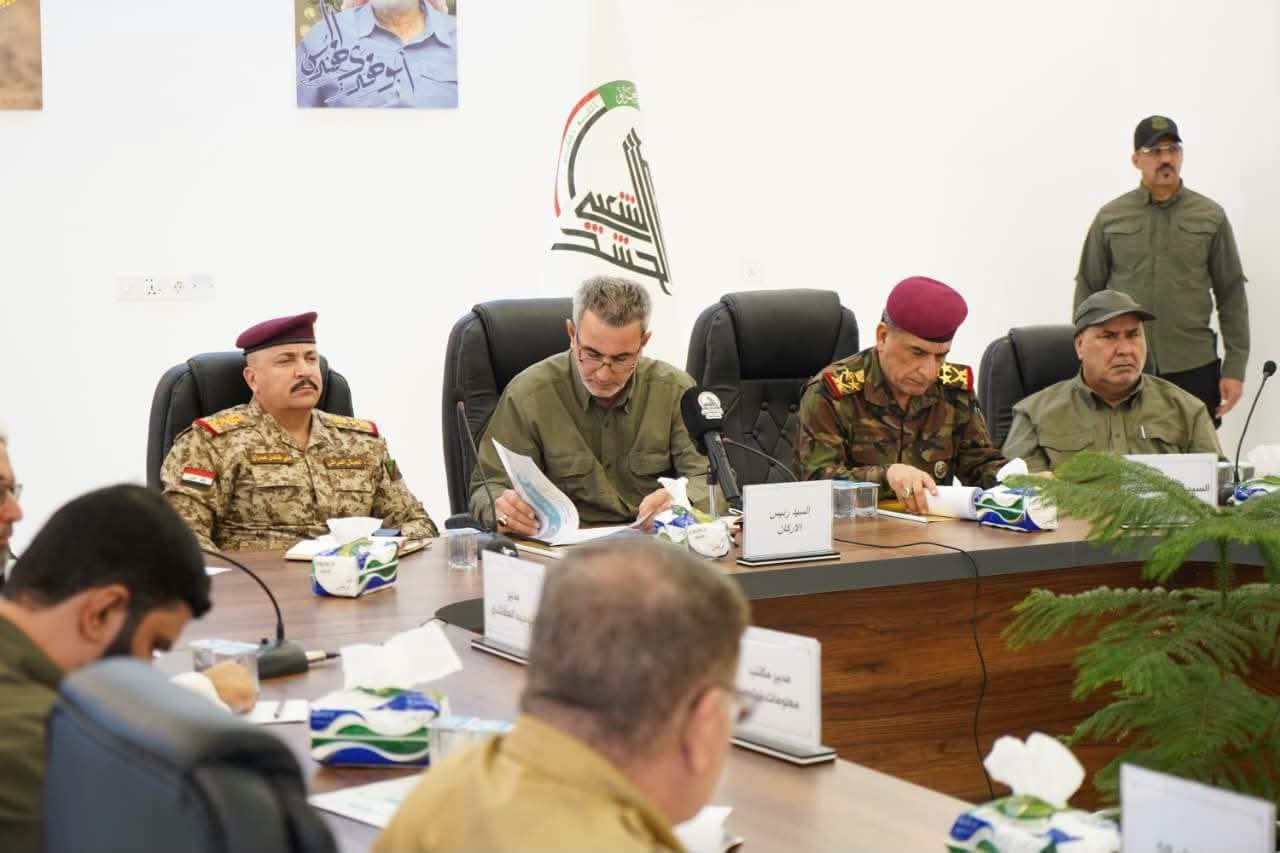 رئيس أركان الحشد الشعبي يترأس اجتماعاً موسعاً في مقر اللواء 53 بنينوى ويؤكد تعزيز التنسيق الأمني