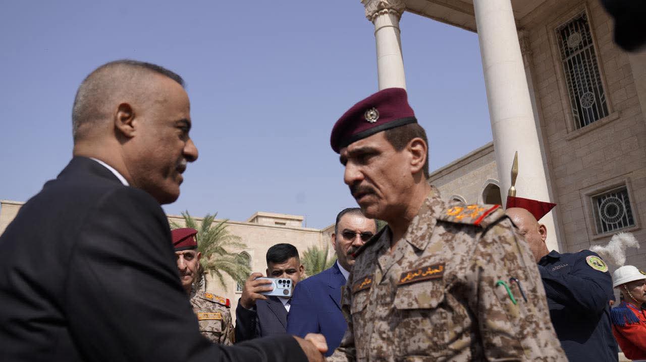 وزير الدفاع نايف مكيف الشمري يباشر مهامه رسمياً في مقر الوزارة