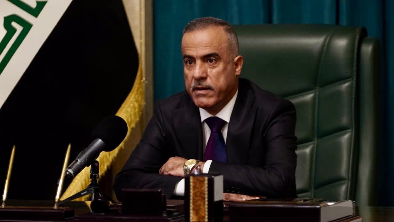 وزير الدفاع يبحث مع قيس الخزعلي دعم المؤسسة العسكرية وتأمين احتياجاتها المالية