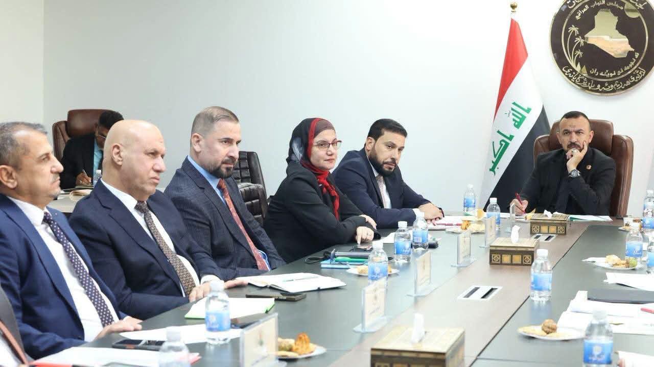 البيئة تبحث معالجة مصادر التلوث في ميسان وتؤكد تعزيز الرقابة على المياه
