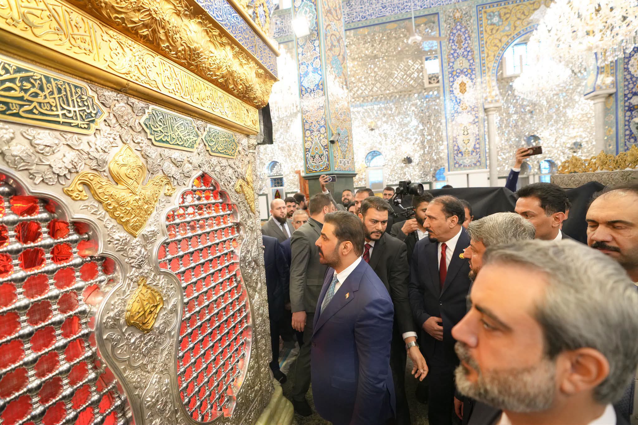 رئيس الوزراء العراقي يزور مرقد السيدة زينب والجامع الأموي في دمشق ويتبرع بـ10 ملايين دولار من حسابه الشخصي